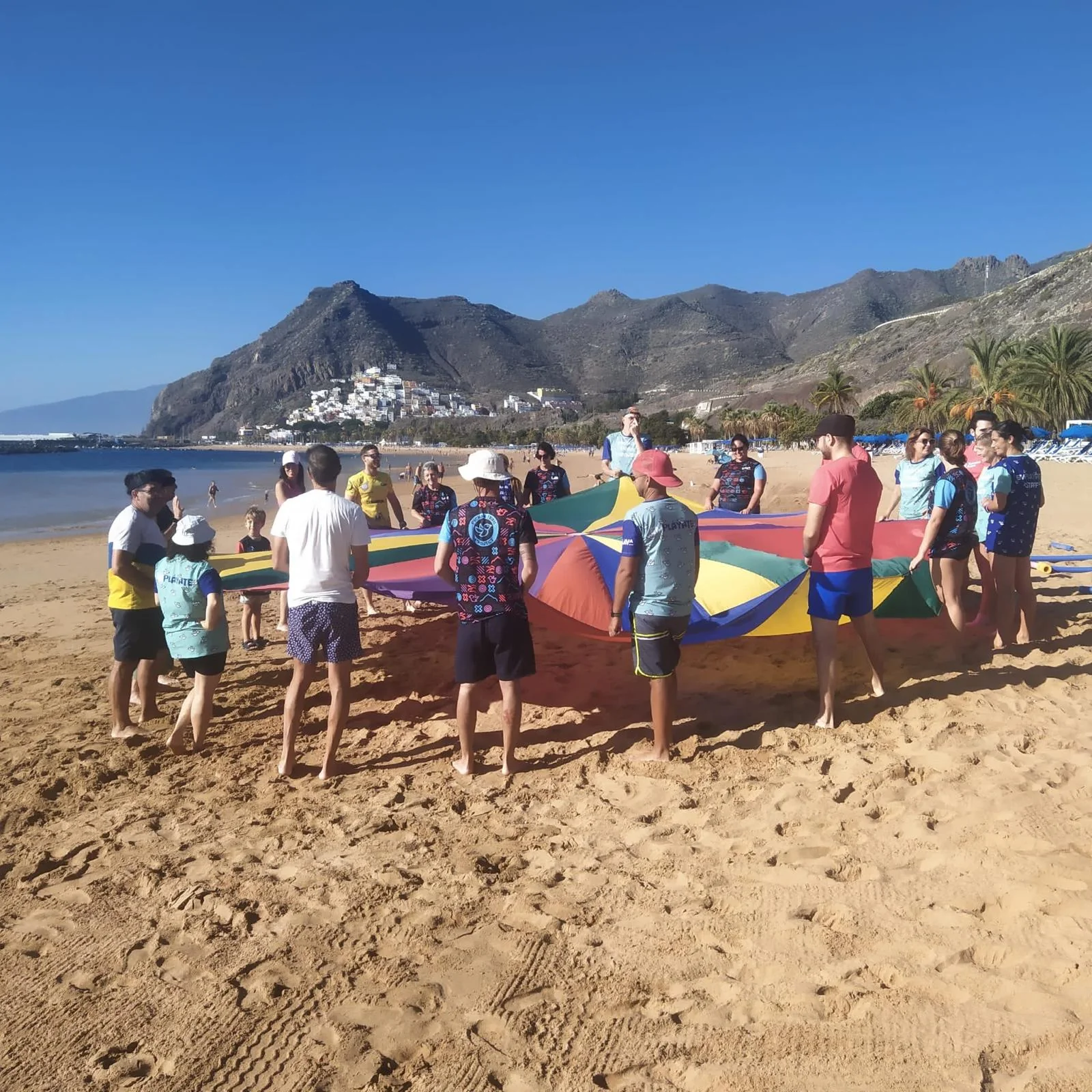 Actividad inclusiva y compartida en la playa