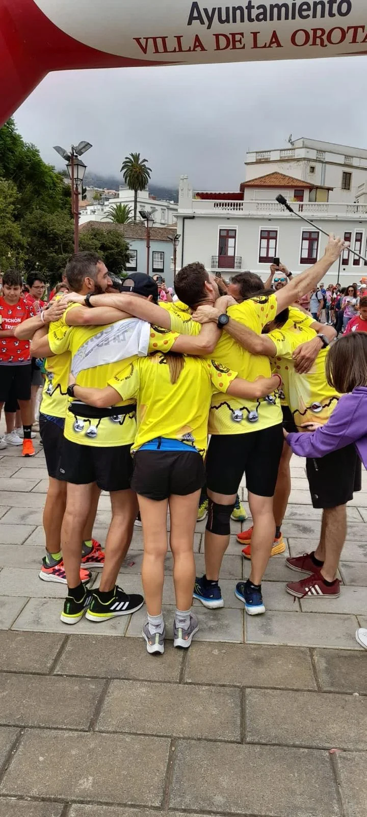 Integrantes de Pichón Trail Project abrazándose después de una actividad