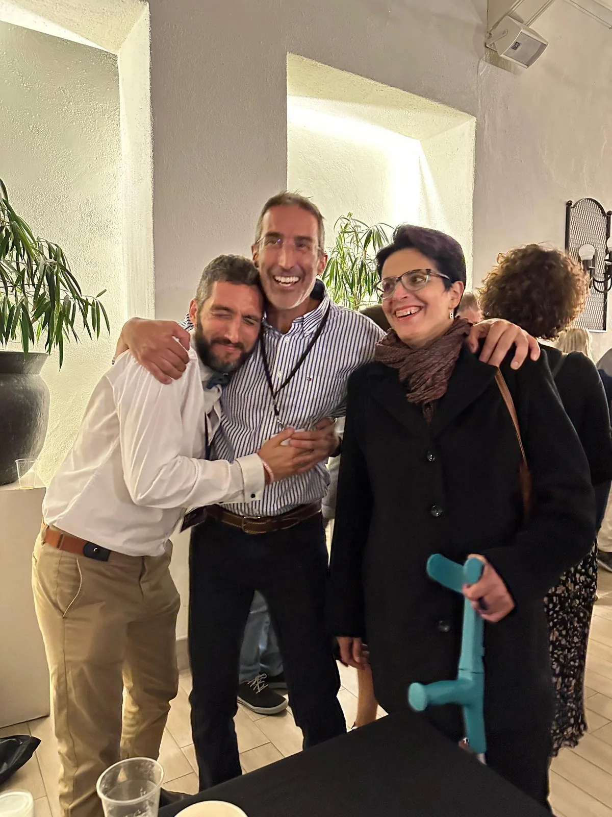 Tres integrantes de Pichón Trail Project compartiendo un momento de alegría
