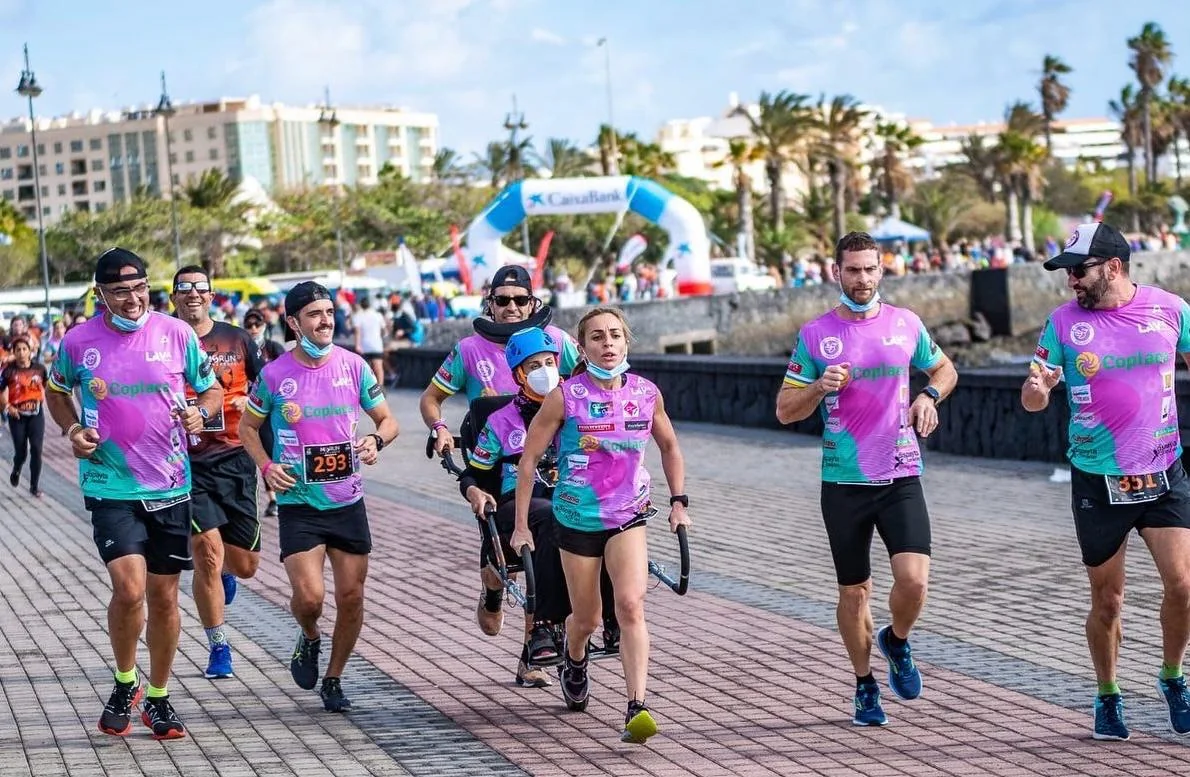 Un equipo de Pichón Trail Project corriendo junto y acompañando a una participante