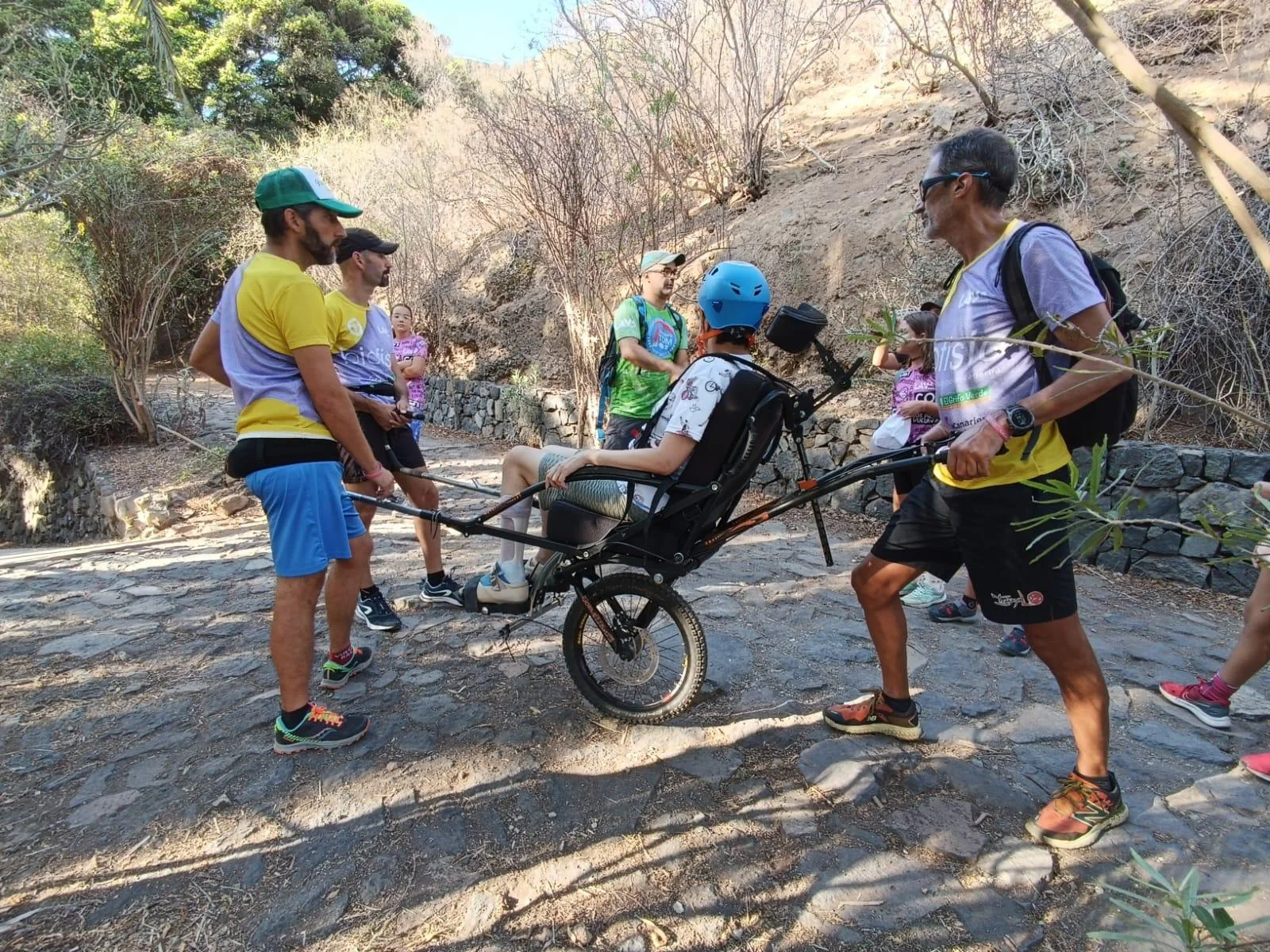 Salida por un sendero con una silla joëlette