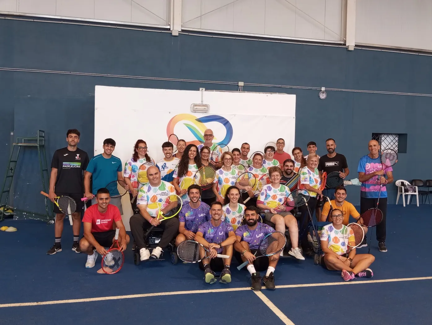 Participantes y entrenadores del proyecto EMbolas posan juntos con sus raquetas