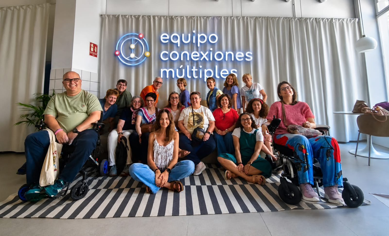 Participantes del proyecto Conexiones Múltiples reunidos en grupo