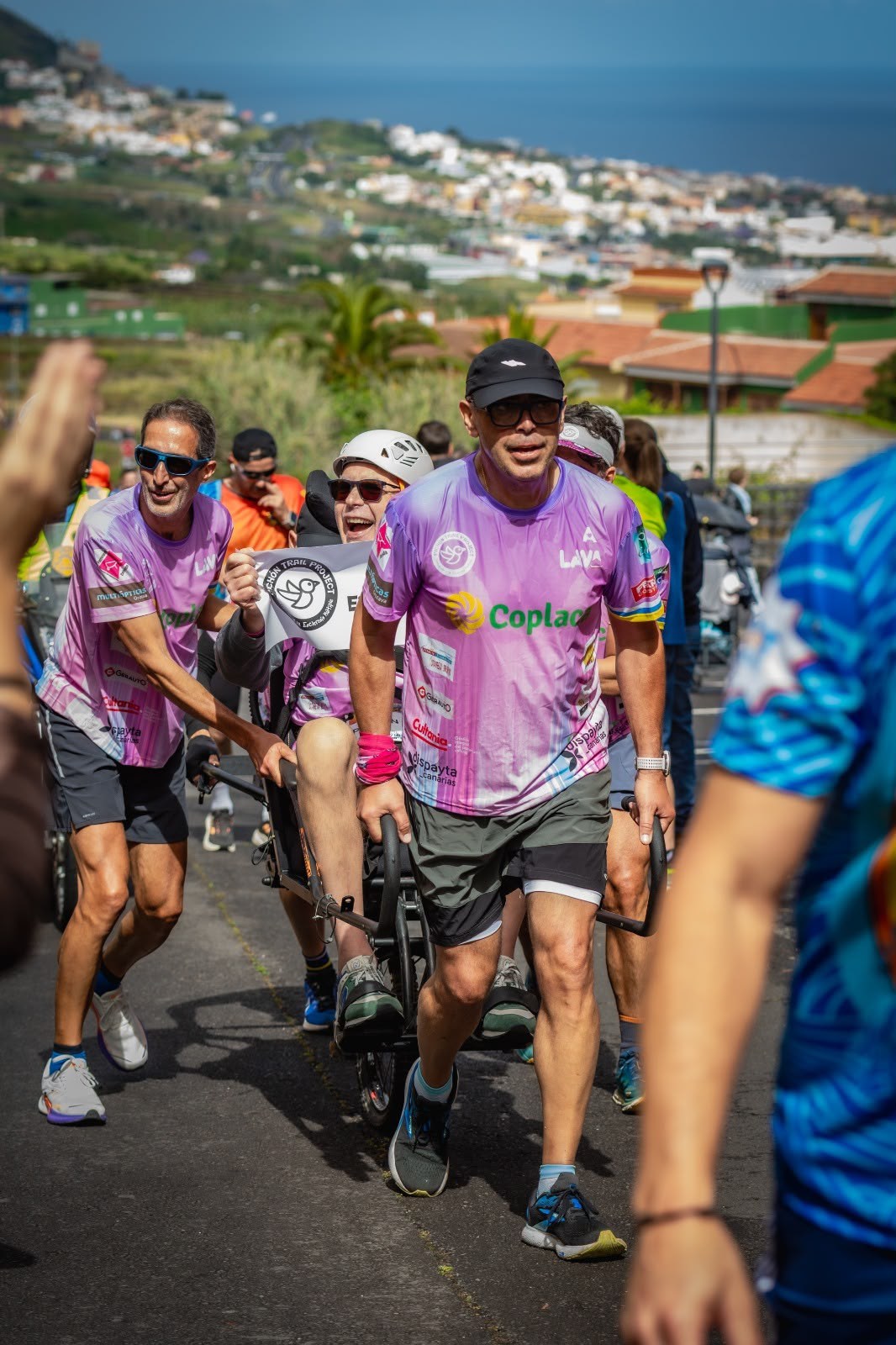 Equipo de Pichón Trail Project participando en una carrera con una Joëlette