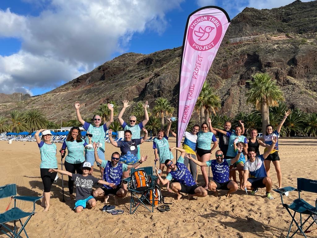 Participantes del proyecto EMpláyate reunidos en la playa de Las Teresitas