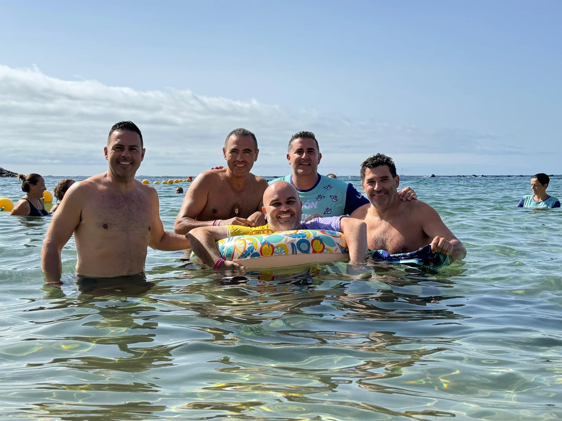 Integrantes de la asociación compartiendo una actividad en el mar