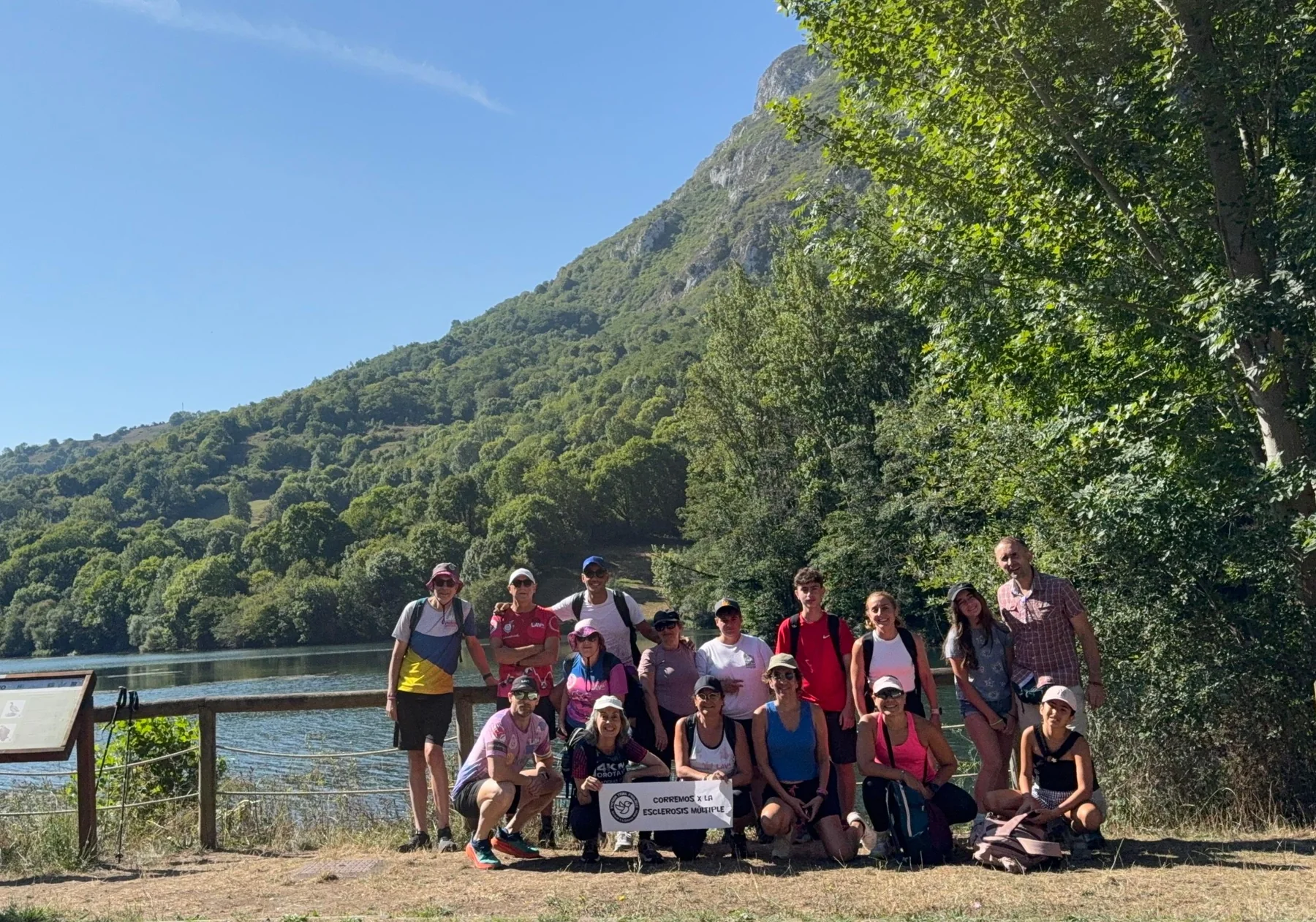 Grupo de Pichón Trail Project reunido durante una ruta en la naturaleza